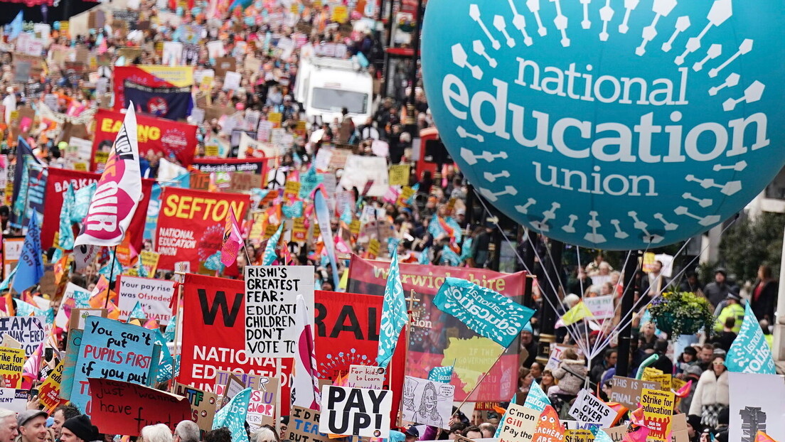 Просветни радници у Енглеској одбили повећање зарада, настављају са штрајковима
