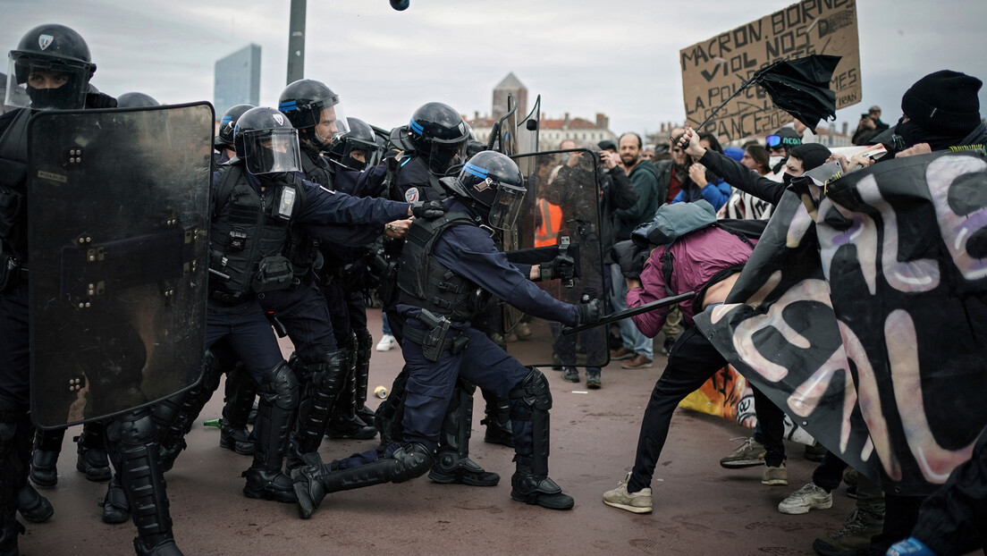 Бура у Француској се не стишава: Пропао састанак синдиката и премијерке, протести се настављају