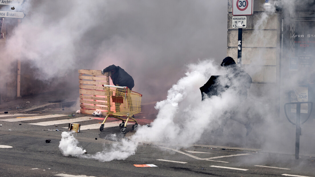 Демонстрације у Француској: Хаос на улицама широм земље, гори кафић у центру Париза (ФОТО, ВИДЕО)