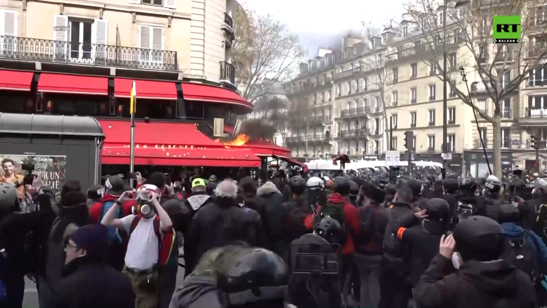 Демонстранти у Паризу запалили Макронов омиљени ресторан (ВИДЕО)