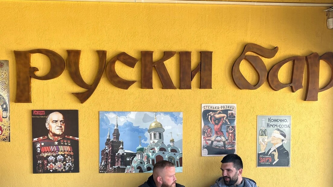 РТ Балкан у Руском бару у Подгорици: Конобари носе мајице са словом "Z", гости навијају за "орлове"