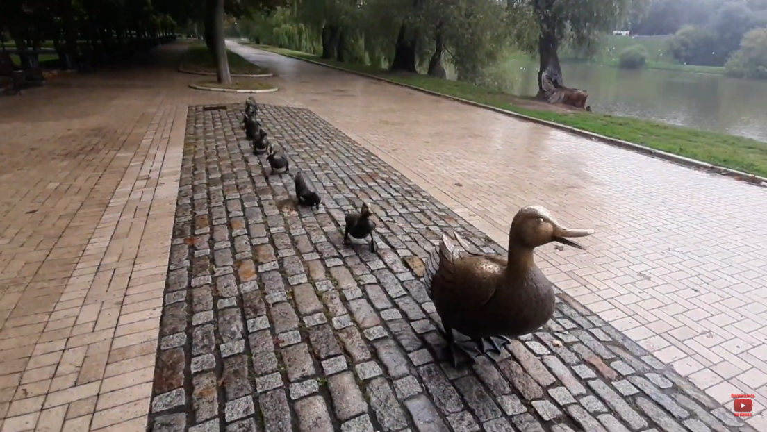 Споменик куриру, патки и пачићима: Које тајне крију чудни споменици Москве