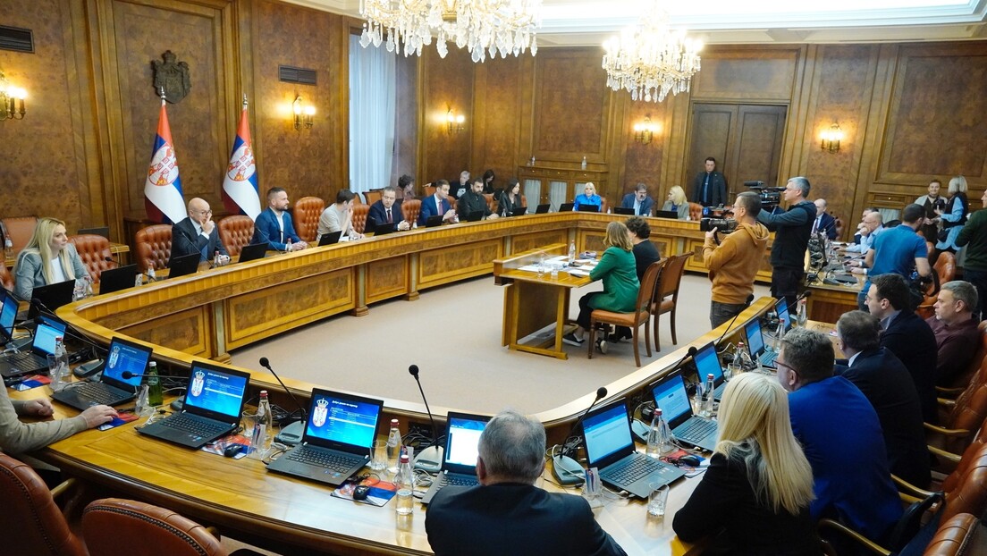 Влада Србије усвојила пакет мера договорен на састанку Вучића са Србима са КиМ