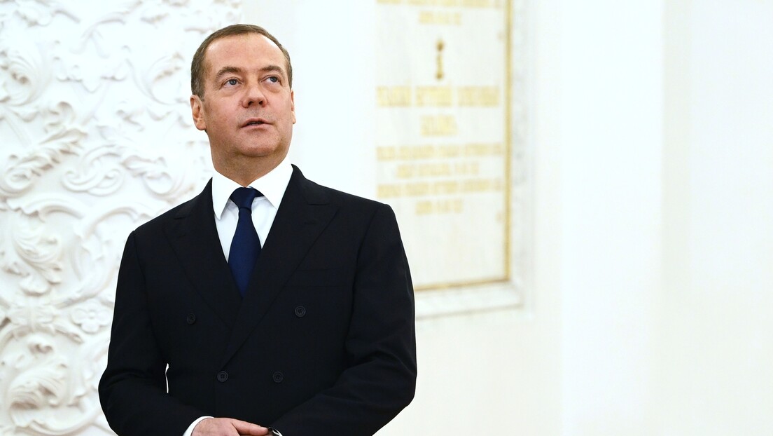 Медведев: Желим нам мир, али тек након што поразимо непријатеља