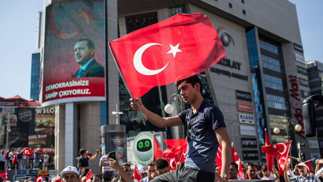 Анкара: Цео свет мрзи Америку, Европа је пион