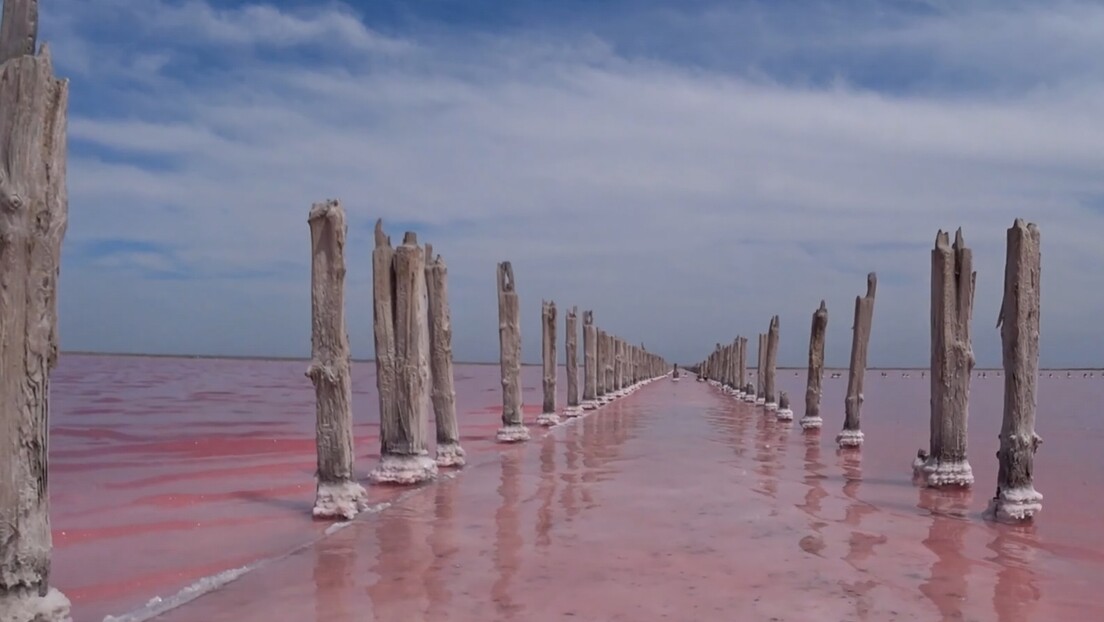 Тајна розе језера, једнe од најпосећенијих туристичких дестинација Русије