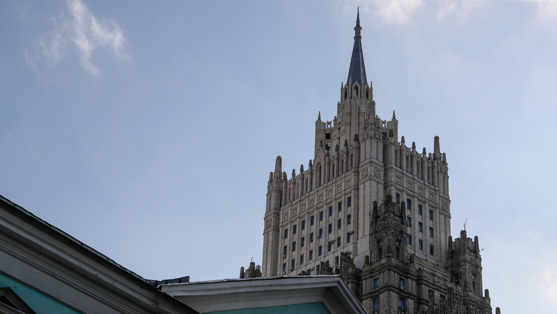 МСП Русије: Украјинске власти неконтролисано деле оружје