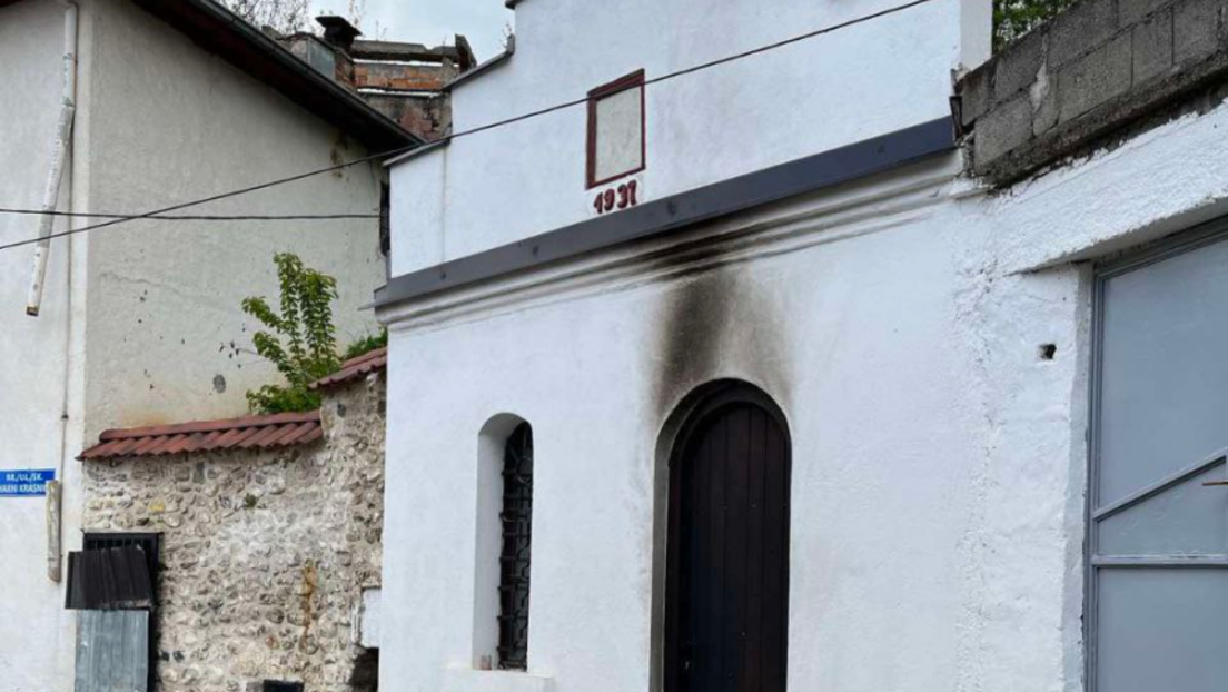 Косовска полиција: Идентификовани малолетници који су запалили врата цркве у Призрену