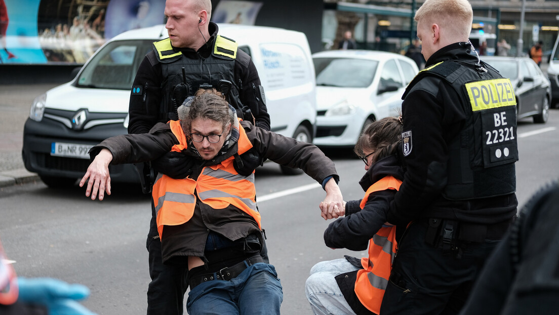 Демонстранте у Берлину вуку по улици, полиција твитује о праву на слободно окупљање