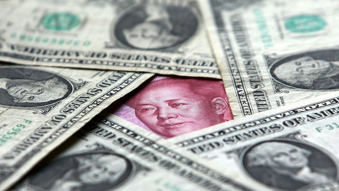 "Блумберг" открива: Дедоларизација убрзава, јуан први пут превазишао америчку валуту