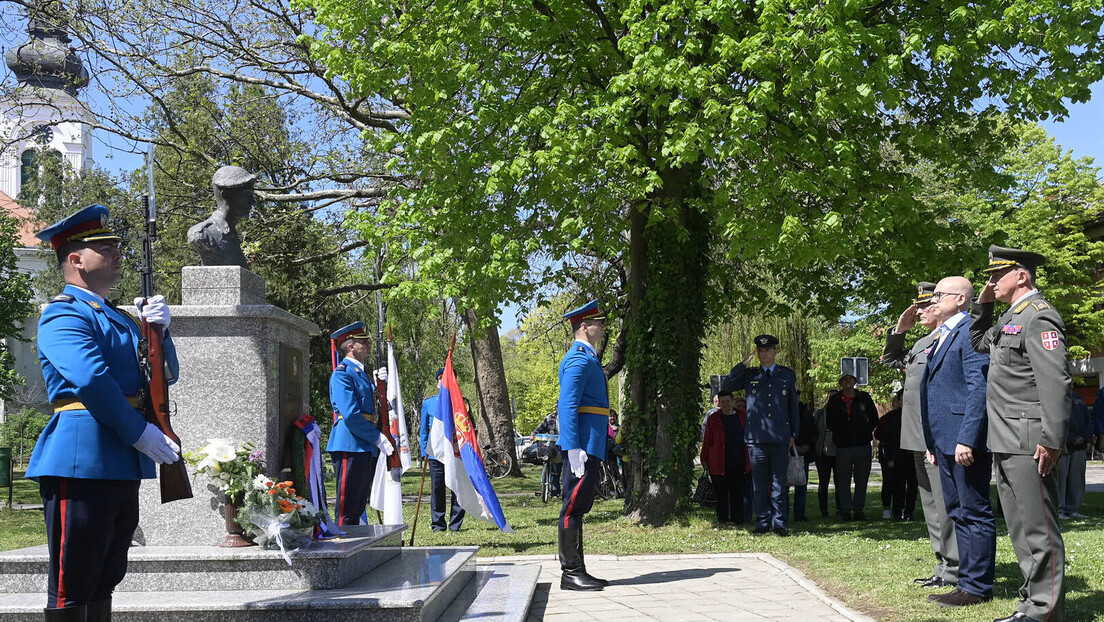 Министар Вучевић положио венац на споменик палом борцу са Кошара Тибору Церни