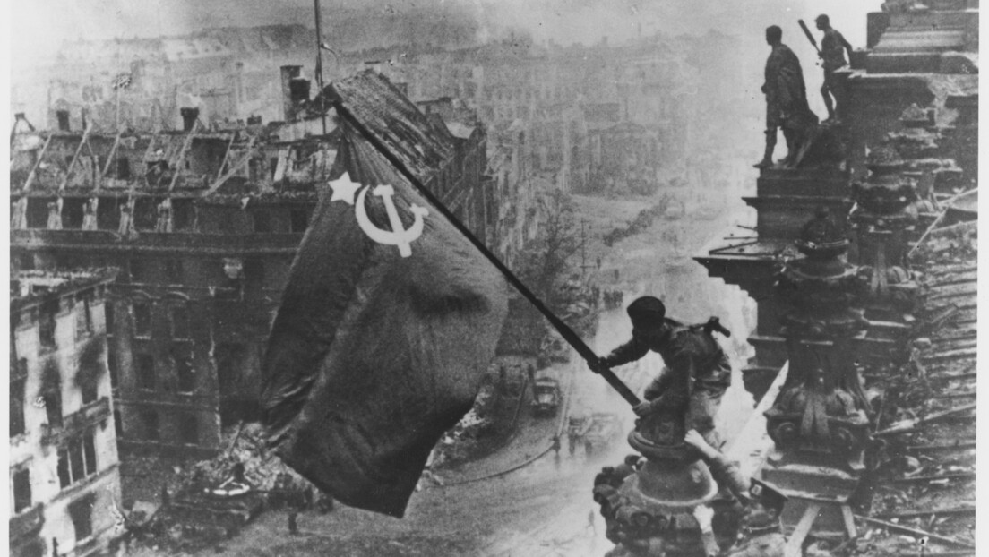 Барјак изнад Рајхстага: Дан када се завијорила Застава победе у Берлину