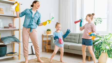 "Školica odraslog života" - Kada je pravo vreme da uključimo decu u kućne poslove