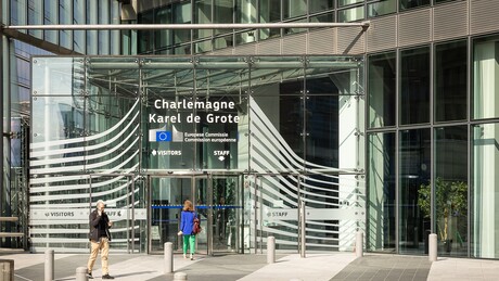 Брисел плива у корупцији: Откривено да званичницима ЕУ путовања плаћају лобисти