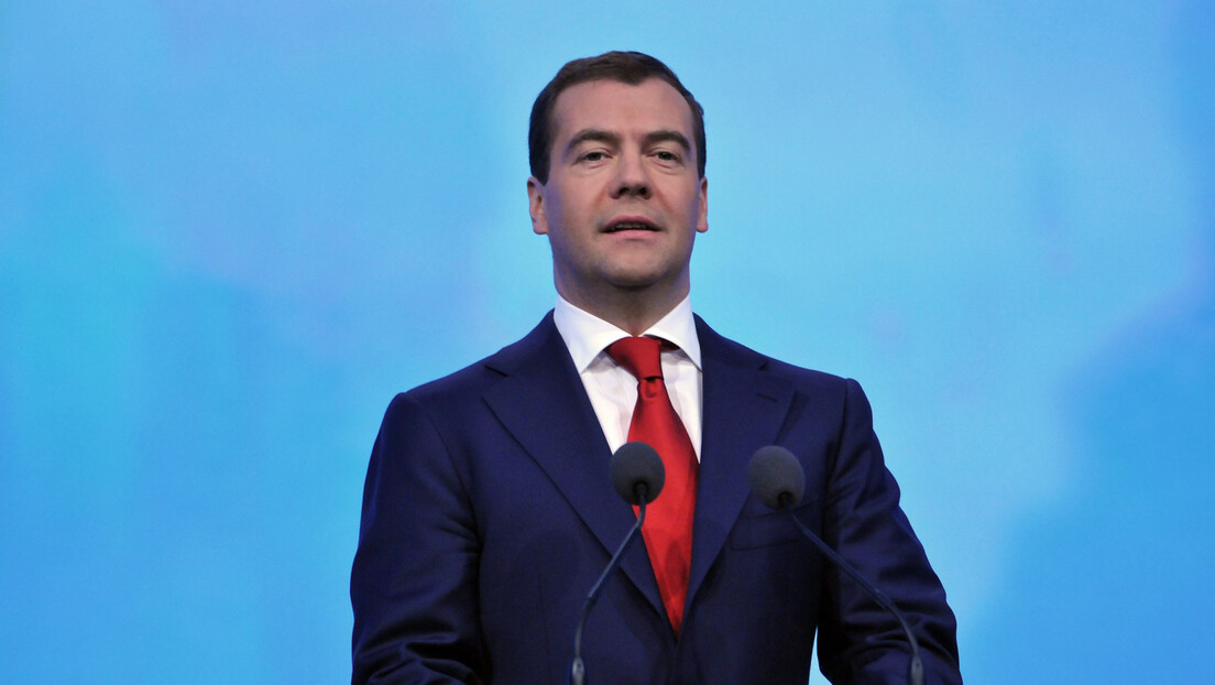 Medvedev: Tviter ipak radi u interesu Amerikanaca, možemo i bez njega