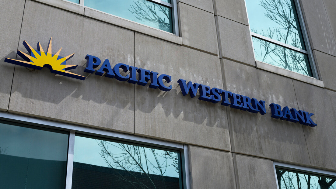 Медији: "Пацифик вестерн" банка разматра продају након што јој се вредност акција преполовила