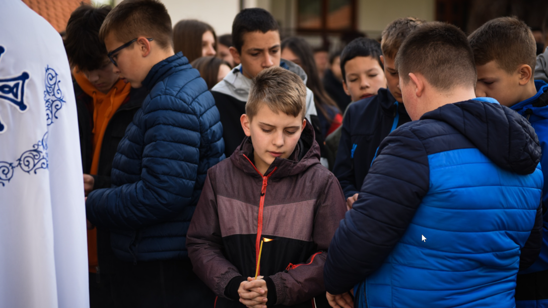 Молебан у Штрпцу: Деца се молила за своје вршњаке у Београду
