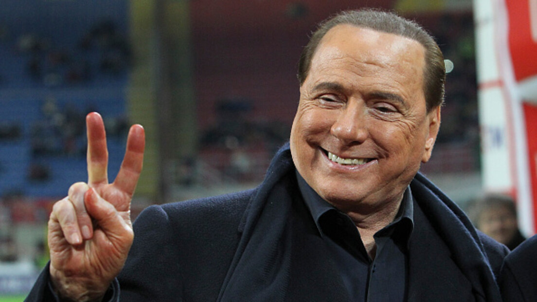 Берлускони се обратио из болнице: Спреман сам да се борим (ВИДЕО)