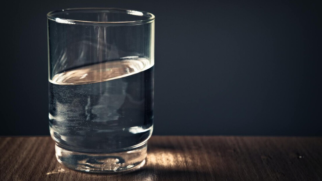 Piti ili ne piti: Da li je korisno ili štetno piti vodu pred spavanje