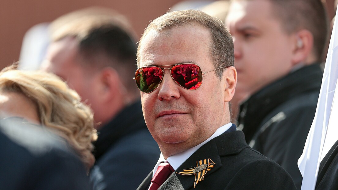 Медведев одговорио Зеленском: Можда завршиш као Хитлер