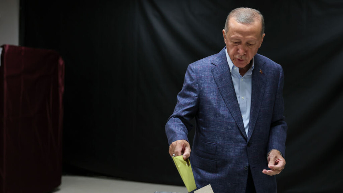Ердоган гласао у Истанбулу и окупљеној деци поделио новац, велики одзив бирача (ВИДЕО)