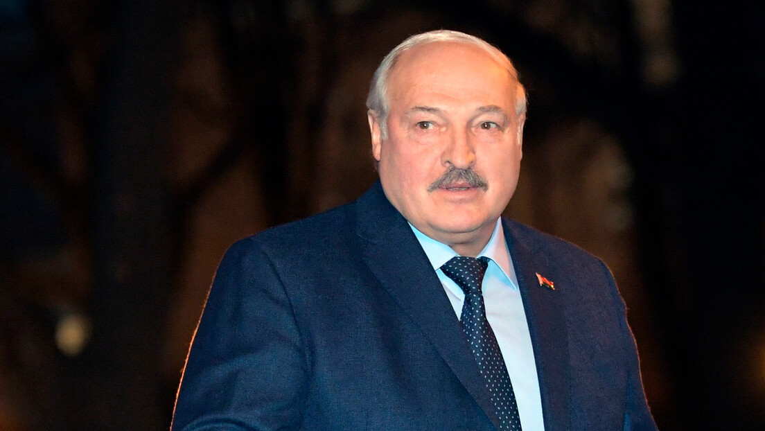 Не фали му ништа: Лукашенко први пут у јавности после недељу дана