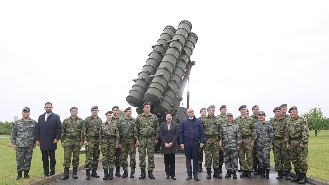 Министар Вучевић и амбасадорка Кине у Србији обишли 250. ракетну бригаду (ФОТО)