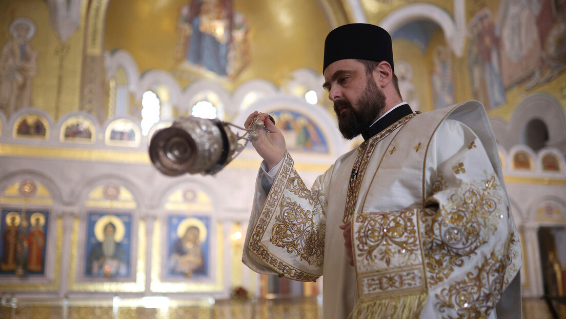 Pesnicama na sveštenika: Pripadnici nekanonske ukrajinske crkve silom zauzeli hram