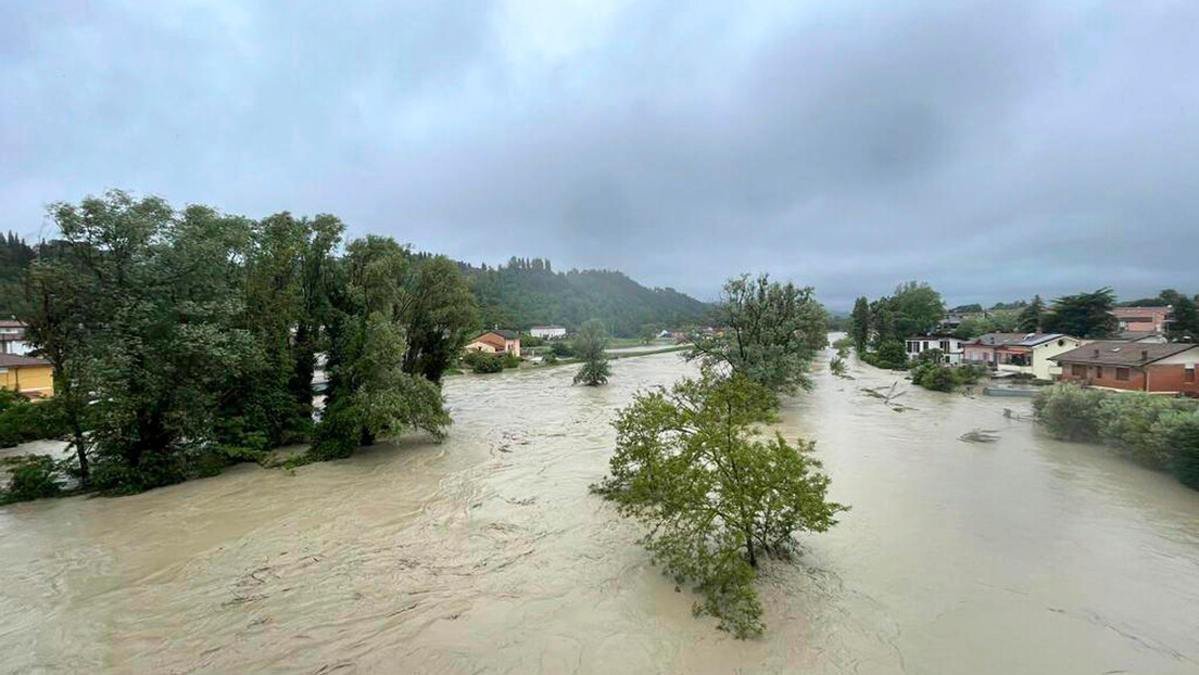 Најмање осморо погинуло, десетине хиљада евакуисано у поплавама на северу Италије