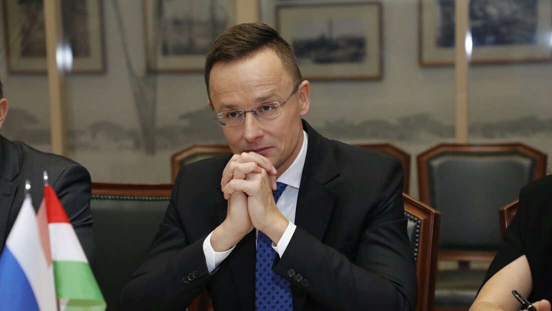 Сијарто: Мађарска спремна да буде домаћин преговора Русије и Украјине
