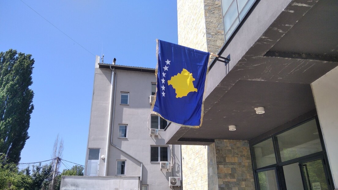 Kurti nastavlja sa represijom: Zastava tzv. Kosova na zgradi opštine u Severnoj Mitrovici