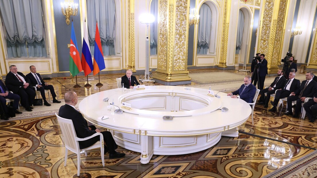 Путин: И поред несугласица, смеши нам се решење за Нагорно-Карабах