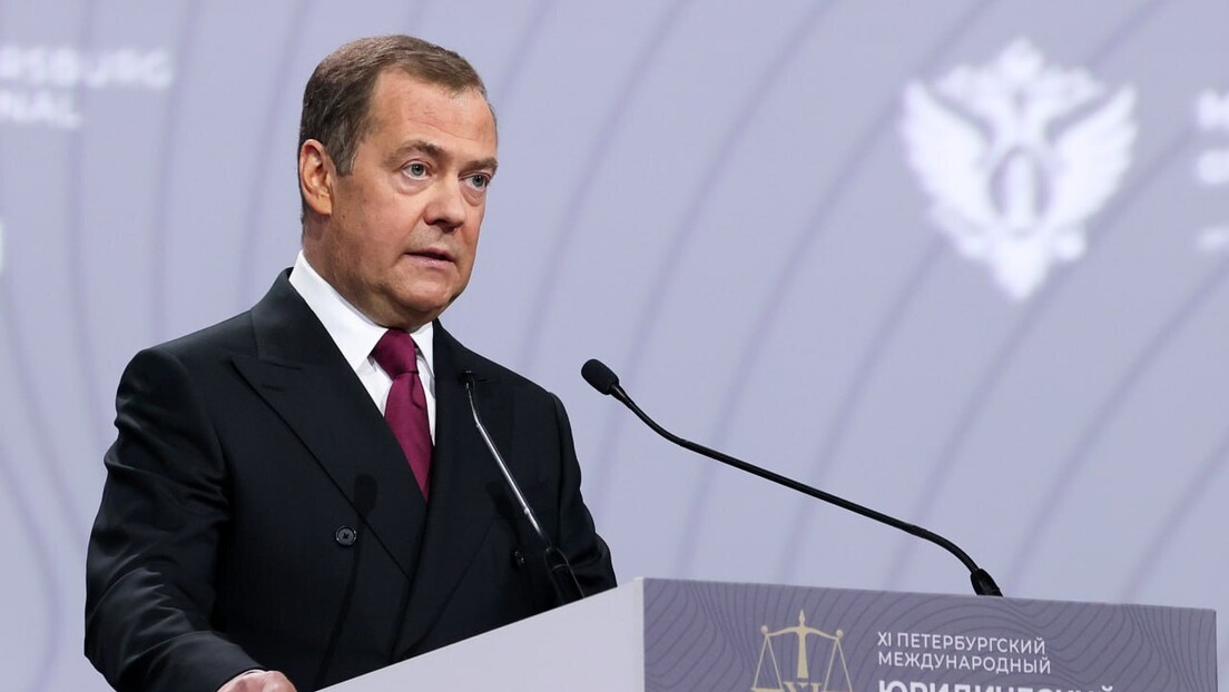 Медведев упозорава: Ако Запад пошаље нуклеарно оружје, ударићемо превентивно