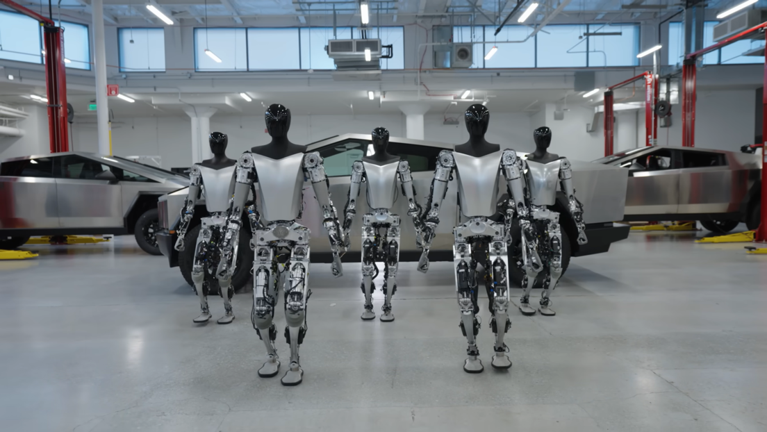 Маскови роботи све паметнији: Тесла Оптимус научио да хода и самостално подиже предмете