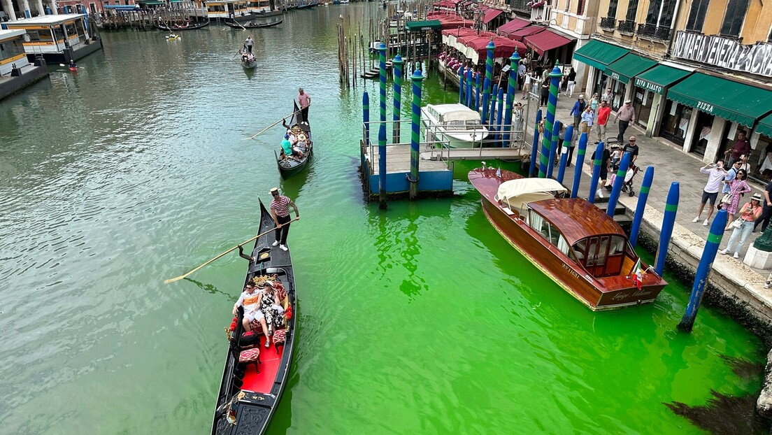 Вода у главном каналу у Венецији мистериозно постала флуоресцентно зелена