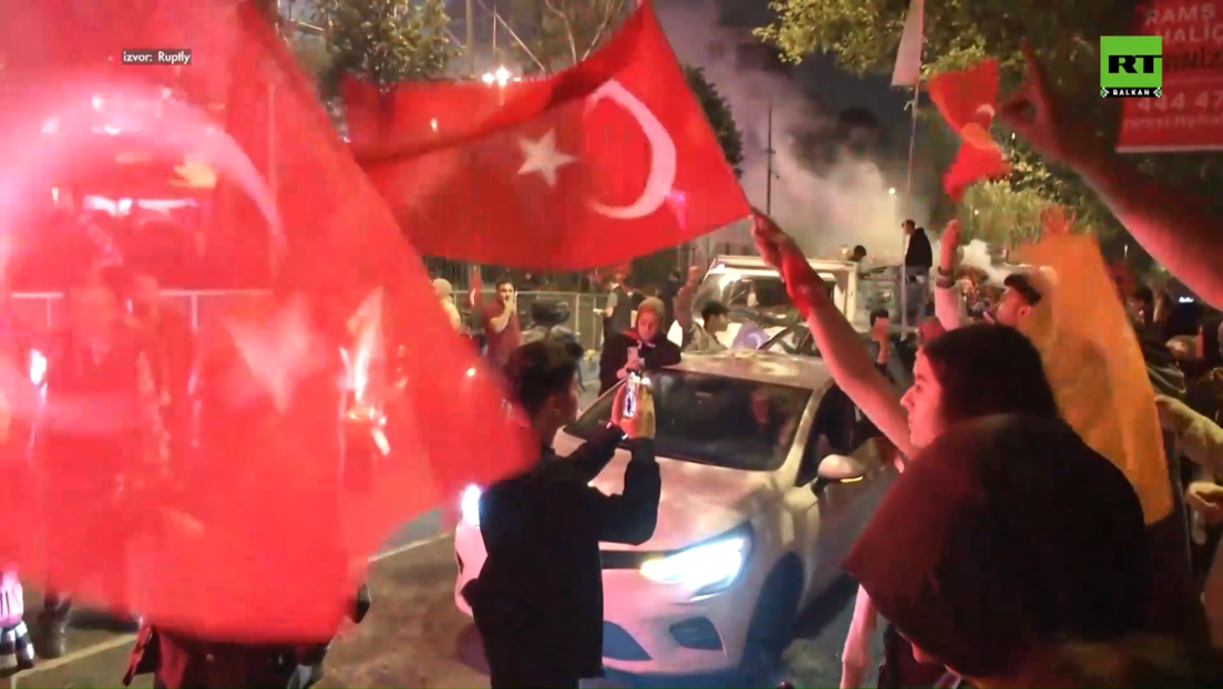 Славље  присталица Ердогана након победе на изборима у Турској