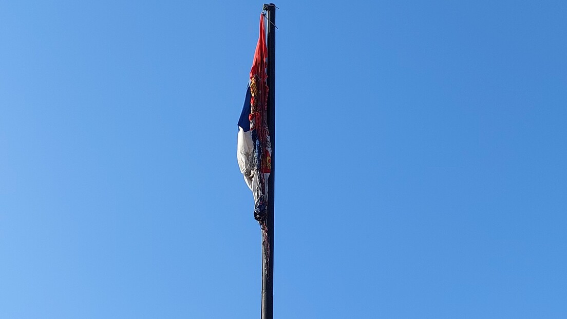 Запаљена застава Србије у Грачаници (ВИДЕО)