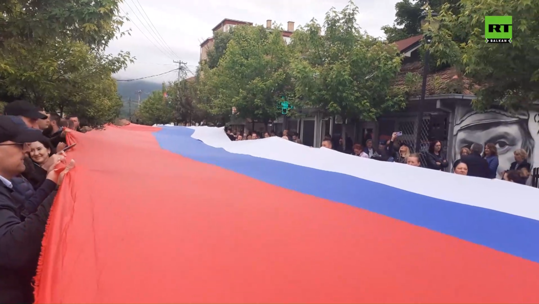 Srpska trobojka duga 250 metara ispred opštine u Zvečanu