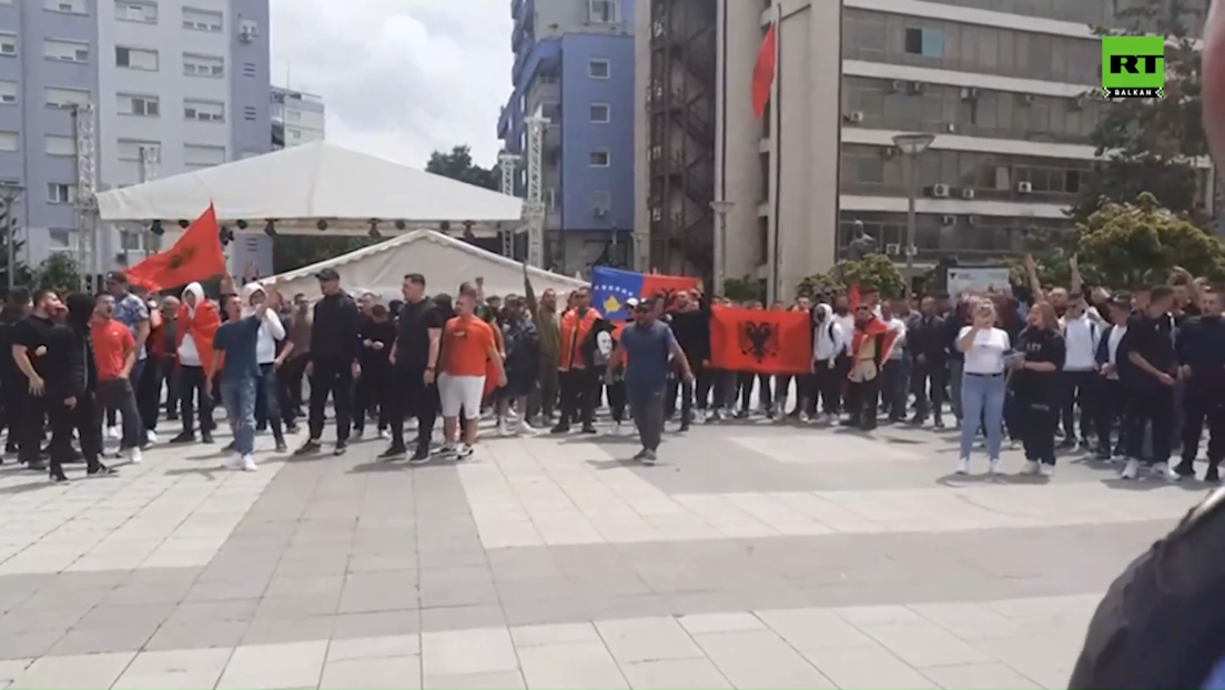 Протест Албанаца у Јужној Митровици, носили заставе УЧК и псовали Србе