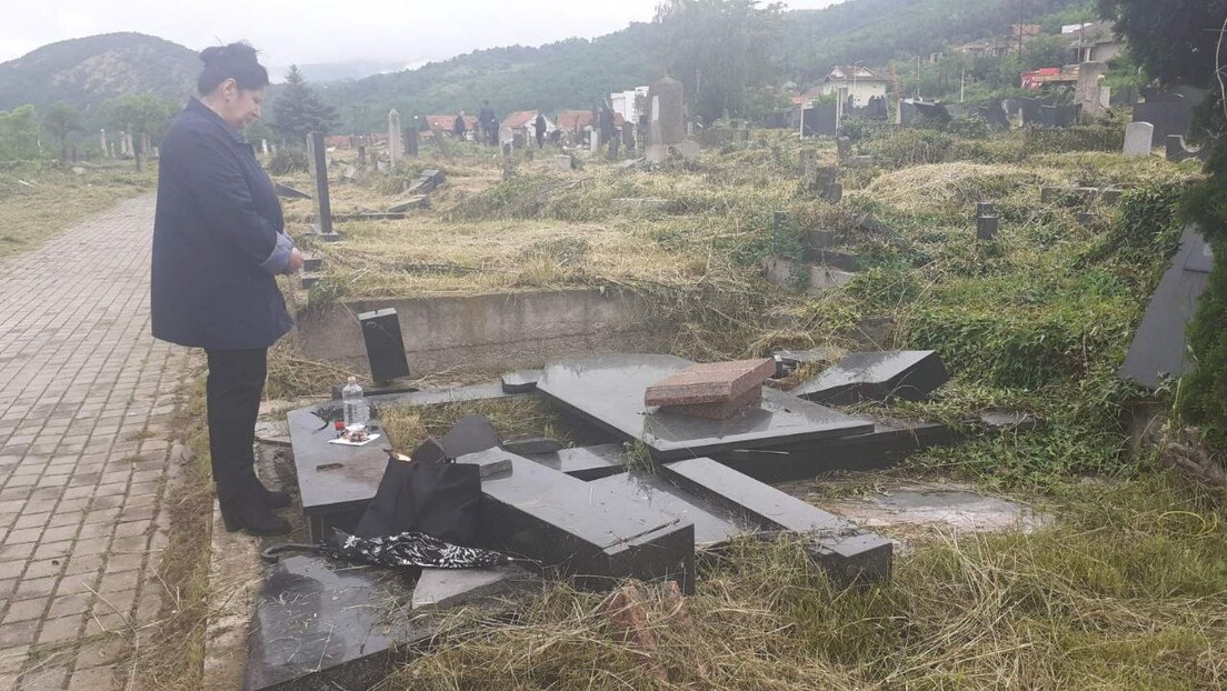 Задушнице на гробљу у Јужној Митровици: Мало који споменик остао је читав