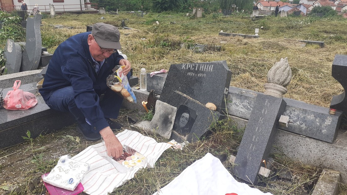 Овде ни мртви немају мира: Срби јутрос посетили разрушено гробље у Јужној Митровици, запалили свеће