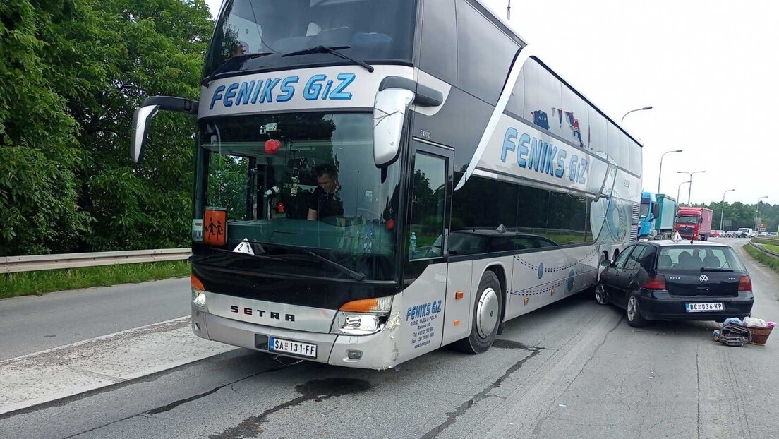 Sudar autobusa i golfa u Šapcu, povređeno 10 dece i odrasla osoba