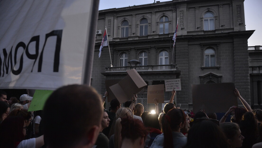 Uhapšen čovek koji je na protestu nosio lutku Vučića sa omčom oko vrata