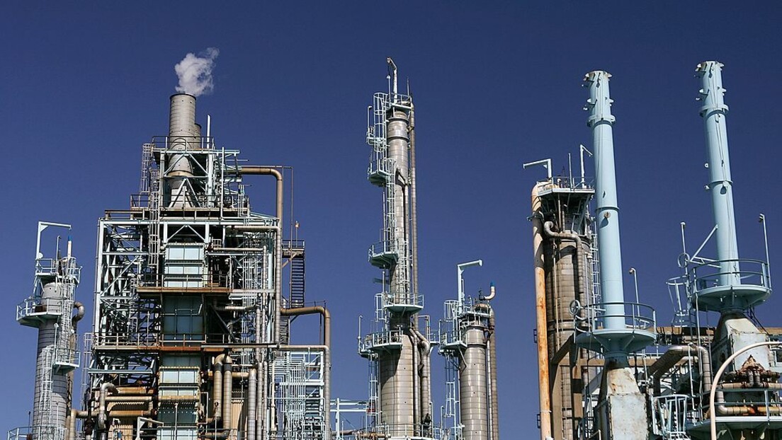 ОПЕК плус продужава смањење производње нафте у 2024. години