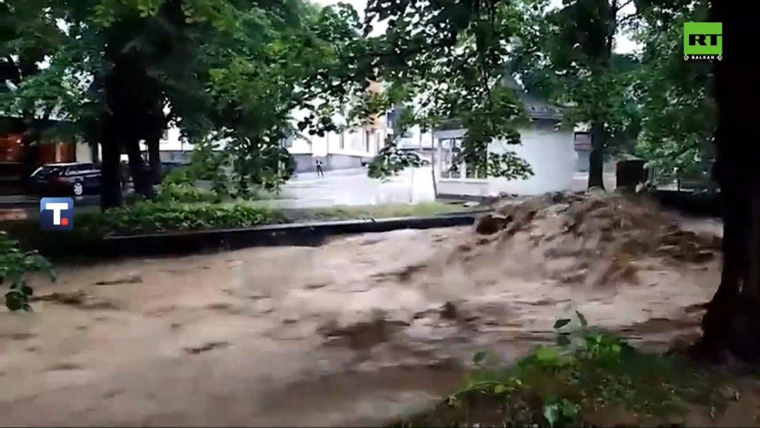 Јако невреме захватило Врњачку Бању: Вода се слива улицама, многи објекти поплављени