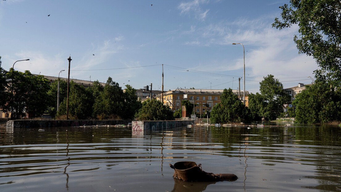 Ванредно на Дњепру због уништавања ХЕ: Насеља под водом, евакуација преко поплављених путева (ВИДЕО)
