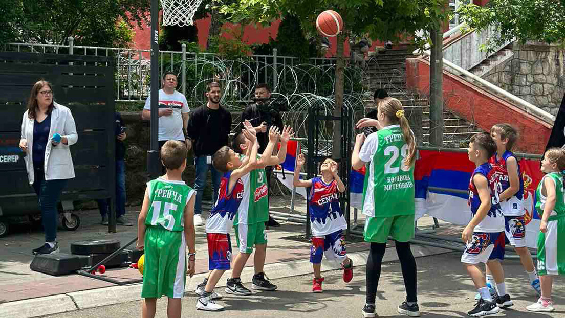 Деца у Звечану играју баскет испред кордона Кфора (ВИДЕО)