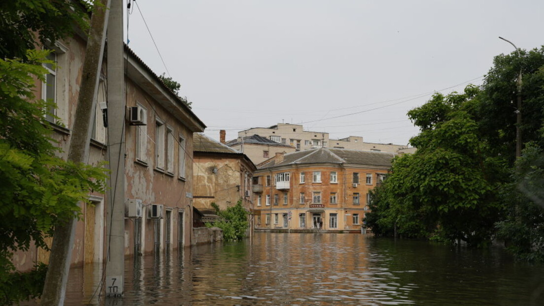 Због поплава након рушења ХЕ Каховка Русија евакуисала 300 људи из Херсонске области (ВИДЕО)