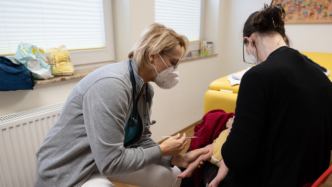РТ Балкан истражује: Да ли су родитељ 1 и 2 заменили маму и тату на формулару за вакцине