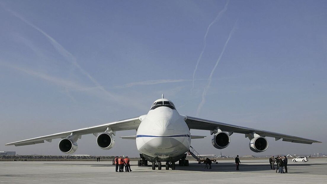 Ваздухопловна пиратерија: Канада конфисковала руски авион, предаће га Украјини?